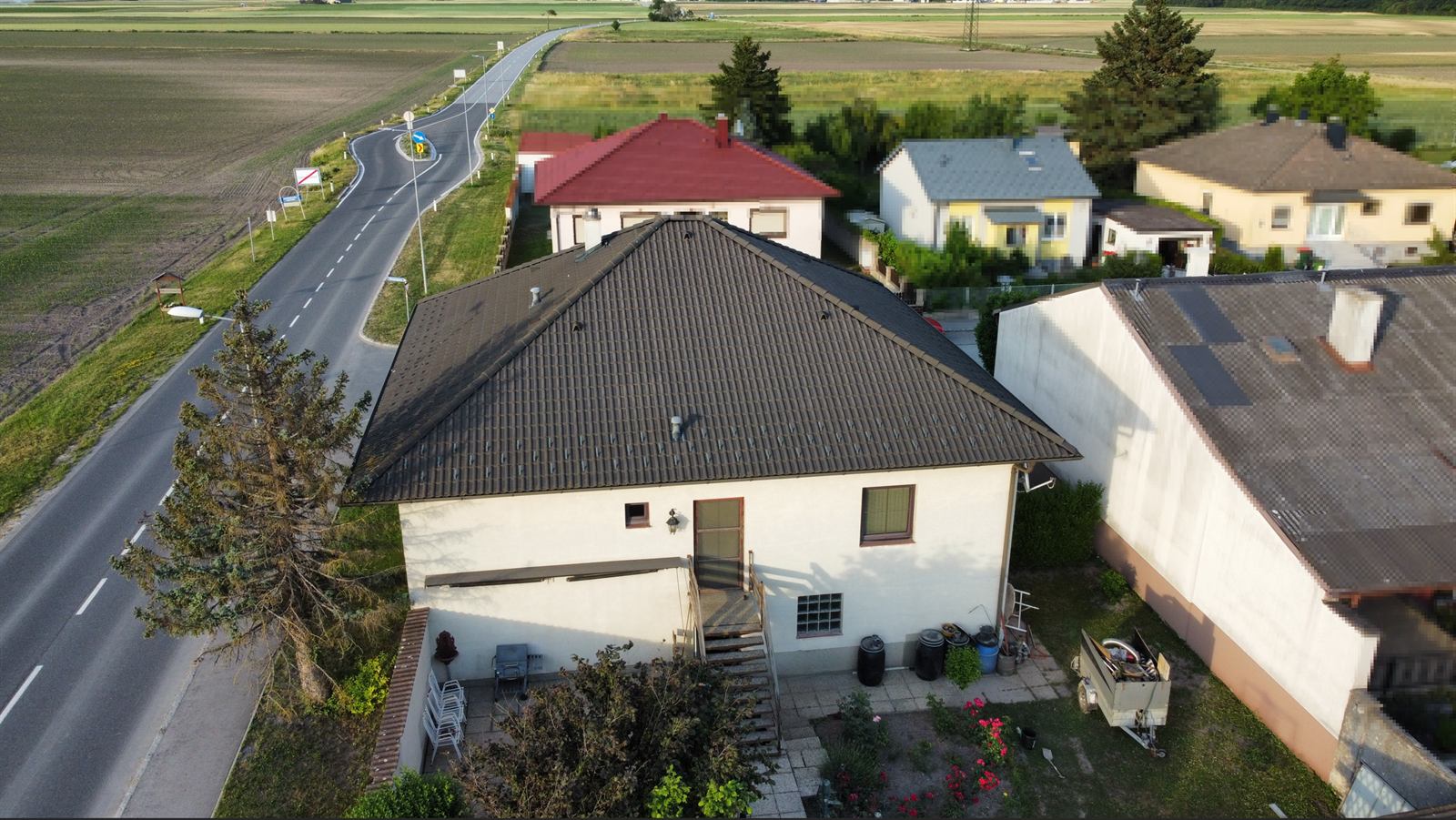 Luftaufnahme: Haus und Grundstück mit komplett erneuertem Dach