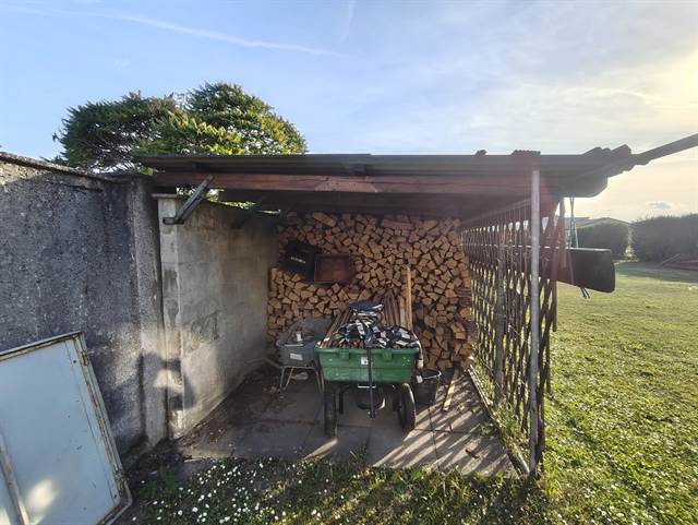 Holzlager im Garten