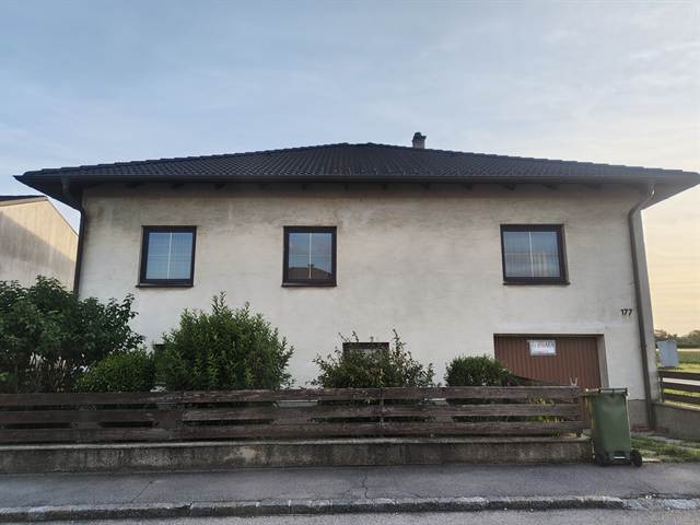Straßenfront mit Garageneinfahrt