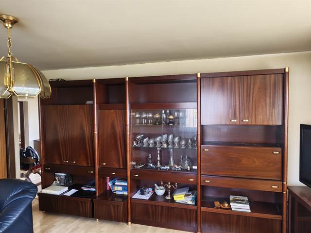 Großes Wohnzimmer mit Vitrine