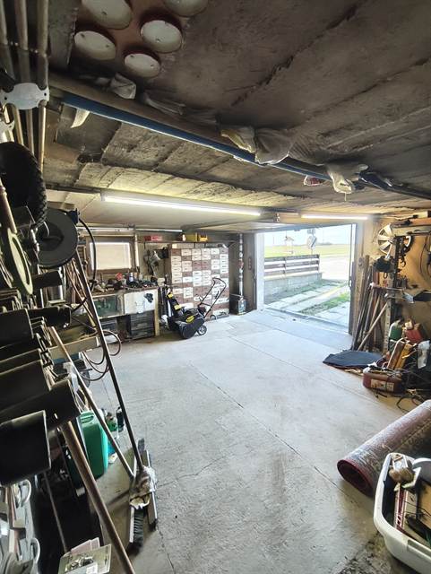 Werkstatt-Garage mit Montagegrube und Laufkatze